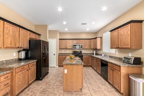 Fridge, microwave, oven, stovetop - Kid Friendly - 5 BDR Home - Heated Pool - Mini Golf (Casa Grande)