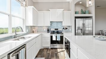 Een koelkast, een microgolfoven, een oven, een kookplaat