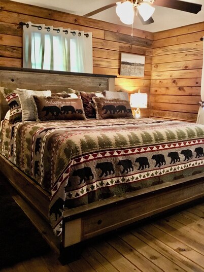 Smoky Mt. Views - Hot Tub - Easy Access Cabin - Private - Dog Friendly - Fenced