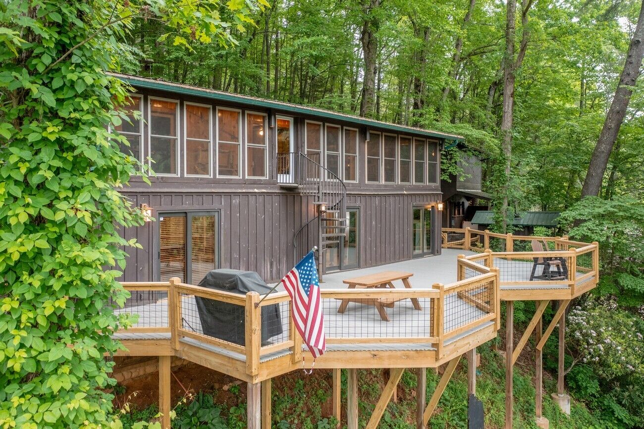 Relaxing cabin w/river views, hot tub, game room, sun room, 15 min to Blue Ridge