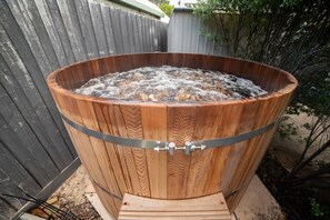 Outdoor spa tub - Riverside Family Sanctuary (Barwon Heads)