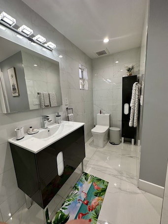 Een bad/douchecombinatie, een haardroger, handdoeken, zeep. Elegant beautiful house w/pool 10 min from Miami Int. Airport