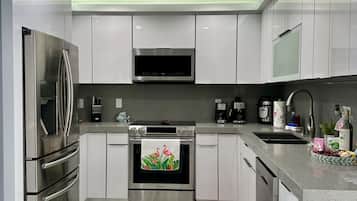 Jääkaappi, mikroaaltouuni, uuni, liesi