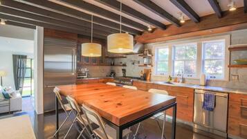 Réfrigérateur, micro-ondes, lave-vaisselle, cafetiÚre/bouilloire