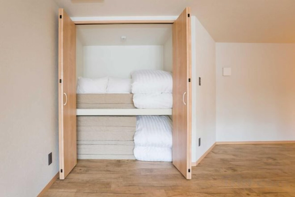 Cortinas blackout, wifi gratis, decoración personalizada y ropa de cama 