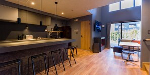 ثلاجة، ميكروويف، موقد طهي مسطح، جهاز طهي للأرز