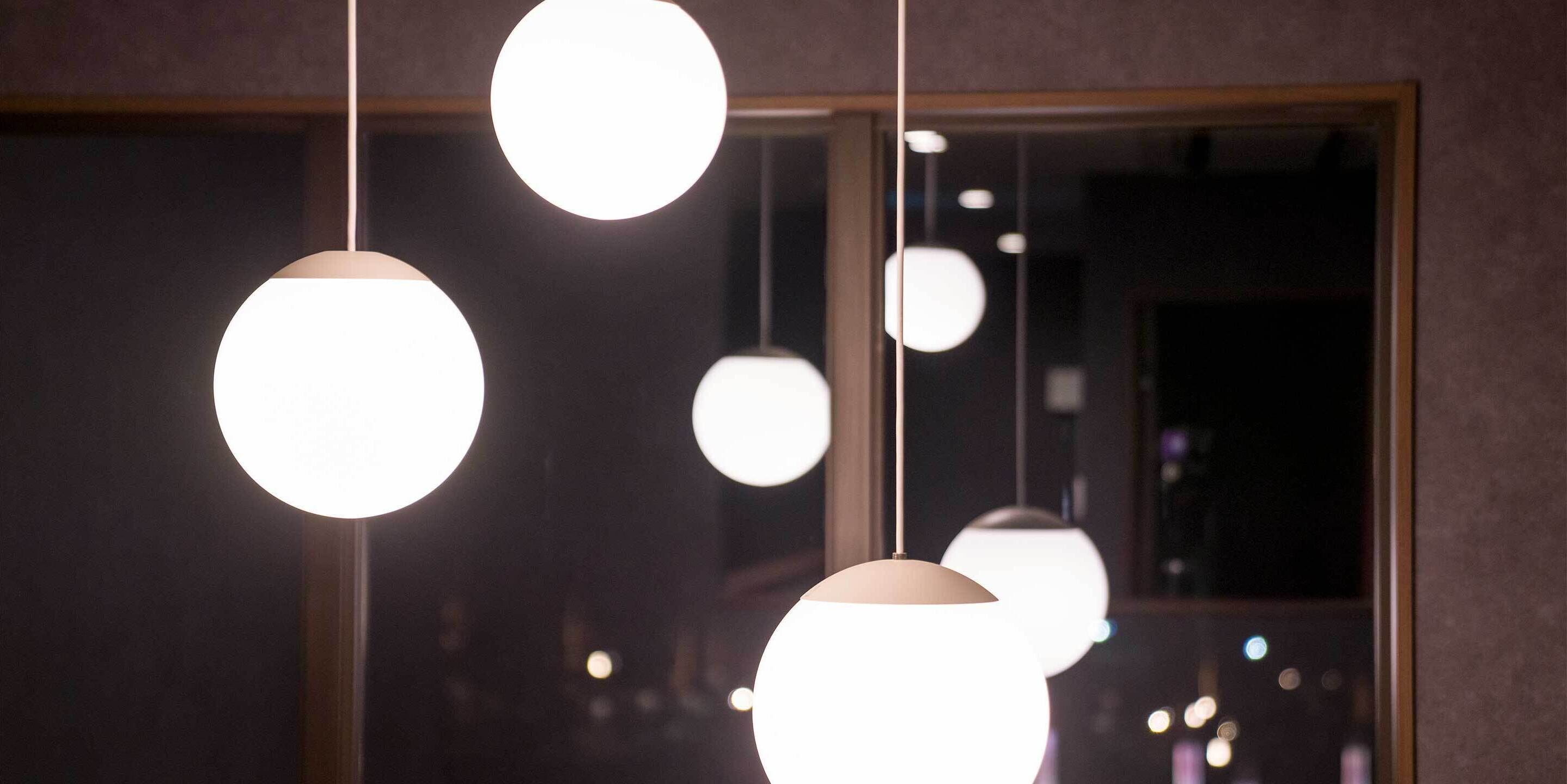Una serie di lampade pendenti sferiche appese al soffitto.