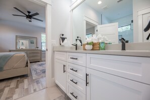 4 habitaciones, tabla de planchar con plancha y wifi gratis 