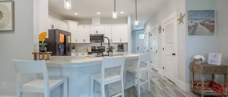 Kylskåp, mikrovågsugn, ugn och spishäll