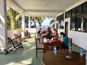 Outdoor dining - Seren property with lagoonview, closer to the airport 15min city center & beach. (NEGOMBO)