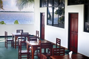 Outdoor dining - Seren property with lagoonview, closer to the airport 15min city center & beach. (NEGOMBO)