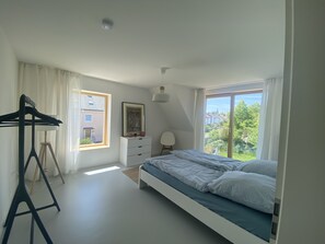 3 bedrooms, travel cot, free WiFi, bed sheets