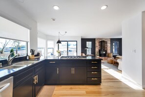 冰箱、微波炉、烤箱、炉灶