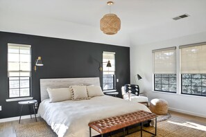 4 habitaciones, escritorio y tabla de planchar con plancha 