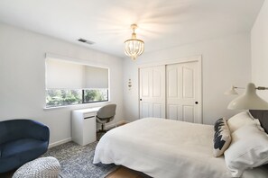 4 Schlafzimmer, Schreibtisch, Bügeleisen/Bügelbrett, Reisekinderbett