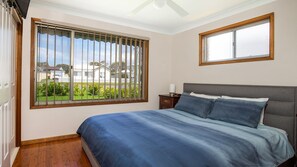 3 habitaciones, tabla de planchar con plancha y cuna de viaje 