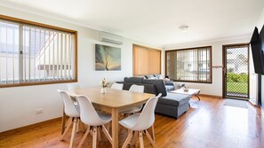 Dining - Rockpool - Pet Friendly - 1 Min Walk to Beach (Culburra Beach)