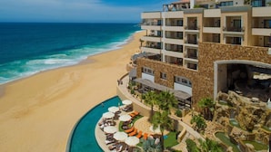 Ein Resort mit Pool, Strand und Meerblick.
