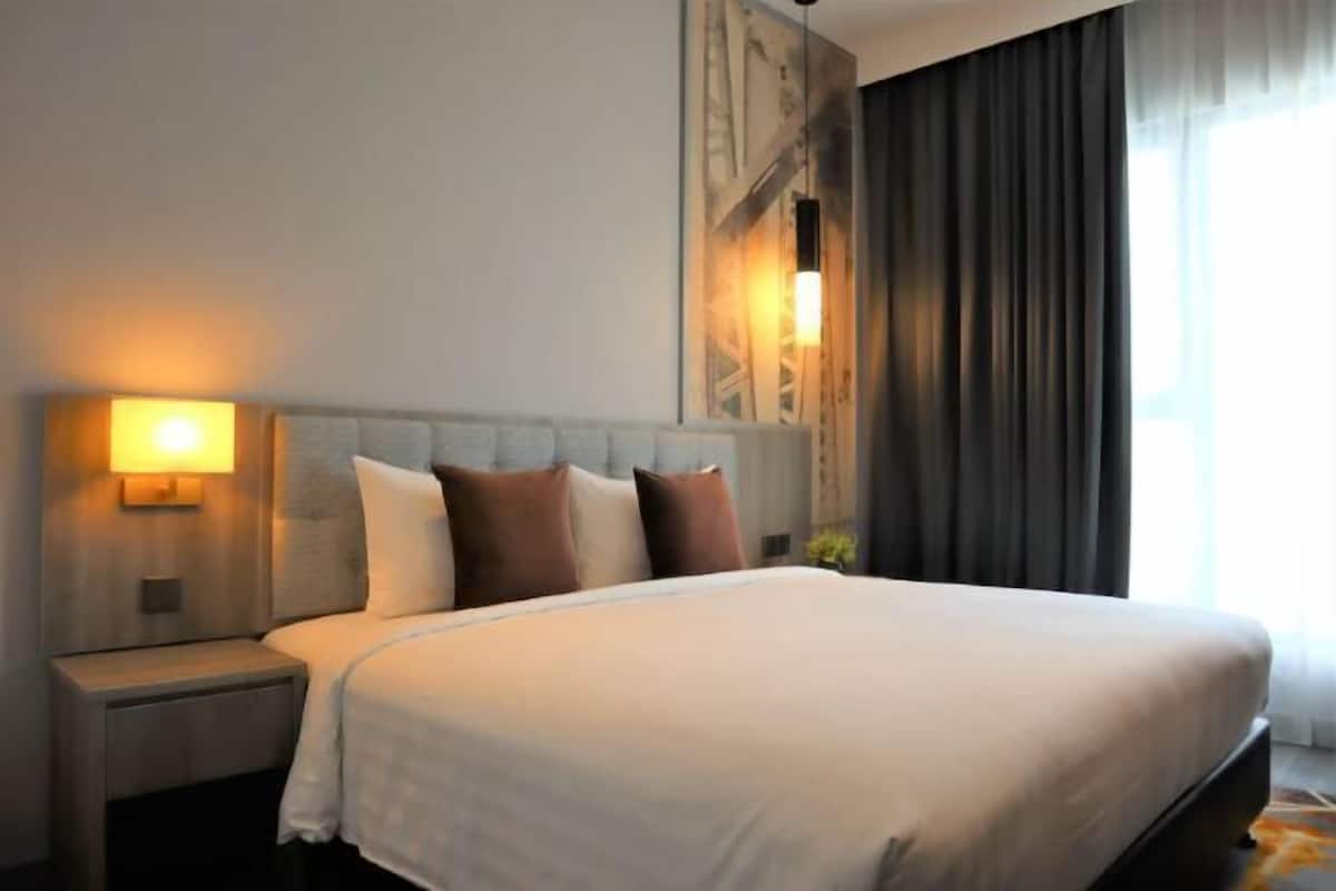 Minibar, in-room safe, desk, iron/ironing board