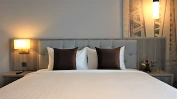 Minibar, brankas, meja kerja, dan setrika/meja setrika