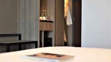 Minibar, caja fuerte, escritorio y tabla de planchar con plancha