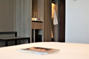 Minibar, safe på rommet, skrivebord og strykejern/-brett