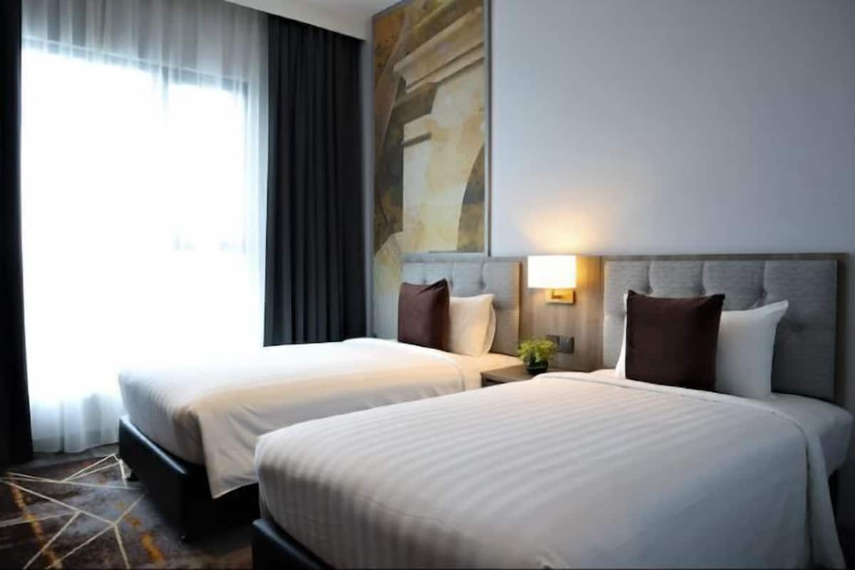 Minibar, in-room safe, desk, iron/ironing board