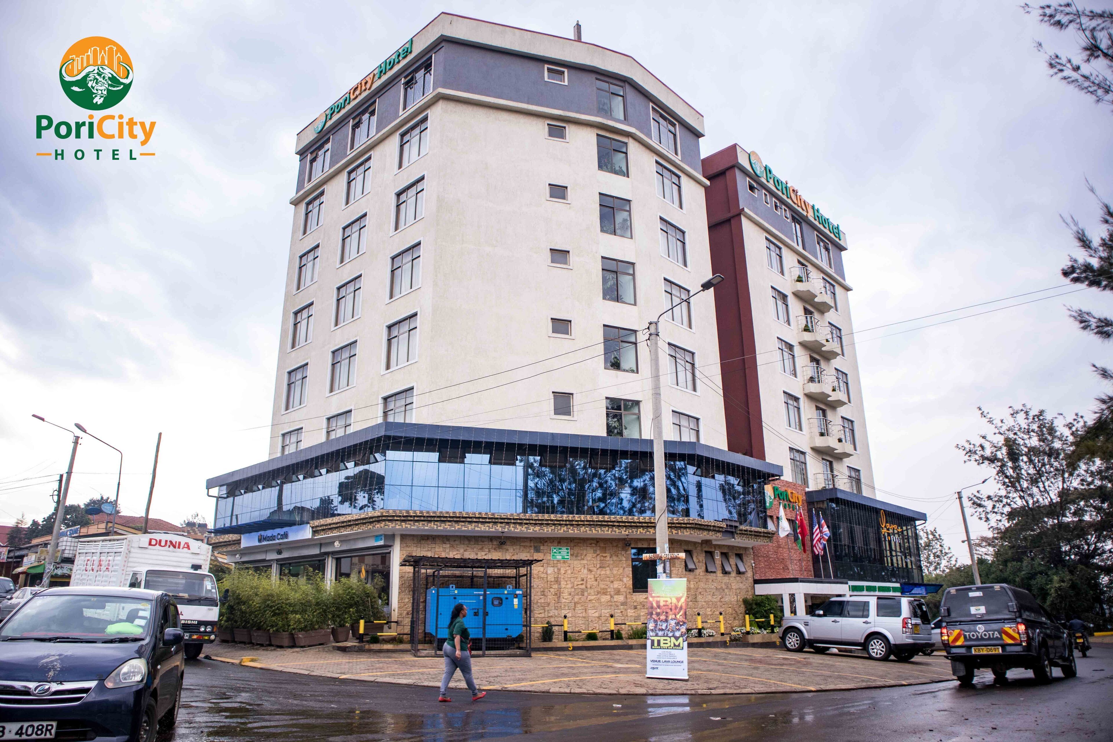 Een meerlaags hotel met een moderne gevel, grote ramen en een opvallend bord met de naam PoriCity Hotel.