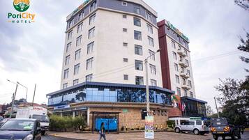 Een meerlaags hotel met een moderne gevel, grote ramen en een opvallend bord met de naam PoriCity Hotel.