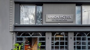Exterior del Hotel Union, con un letrero que indica que ofrece café y más.