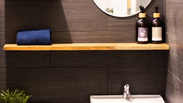 Suihku, poreamme, ilmaiset hygieniatuotteet, hiustenkuivaaja