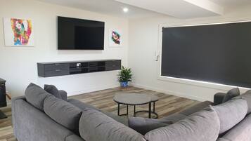 Smart TV, DVD player, livros, videoteca