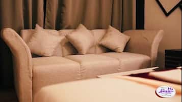 Executive Room | Living area | 15-inch flat-screen TV with cable channels, TV