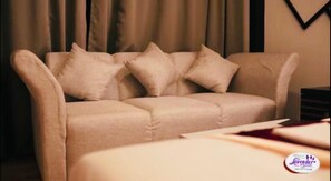 Executive Room | Living area | 15-inch flat-screen TV with cable channels, TV