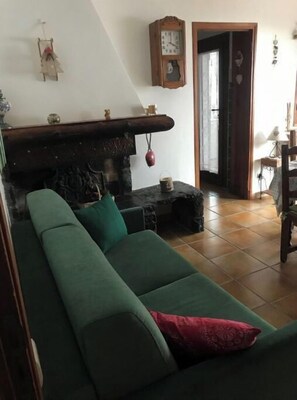 Living area - Quiet mountain apartment with beautiful view close to slopes (Péone)
