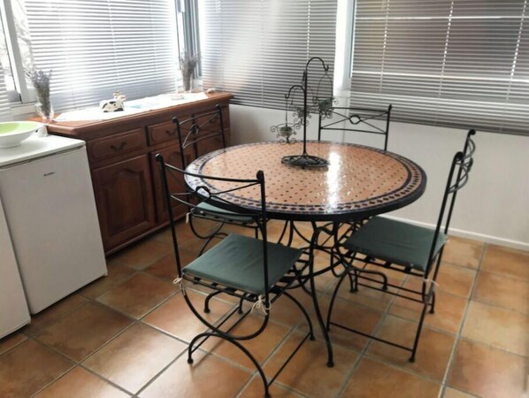 Dining - Quiet mountain apartment with beautiful view close to slopes (Péone)