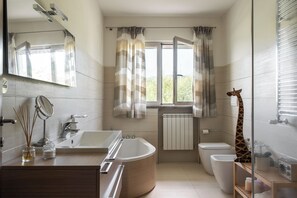 Bathtub, hair dryer, bidet, towels - Villa in the heart of Tuscany (Rigutino)