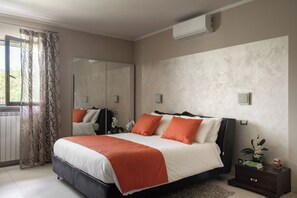 2 chambres, fer et planche à repasser, lit de bébé portatif