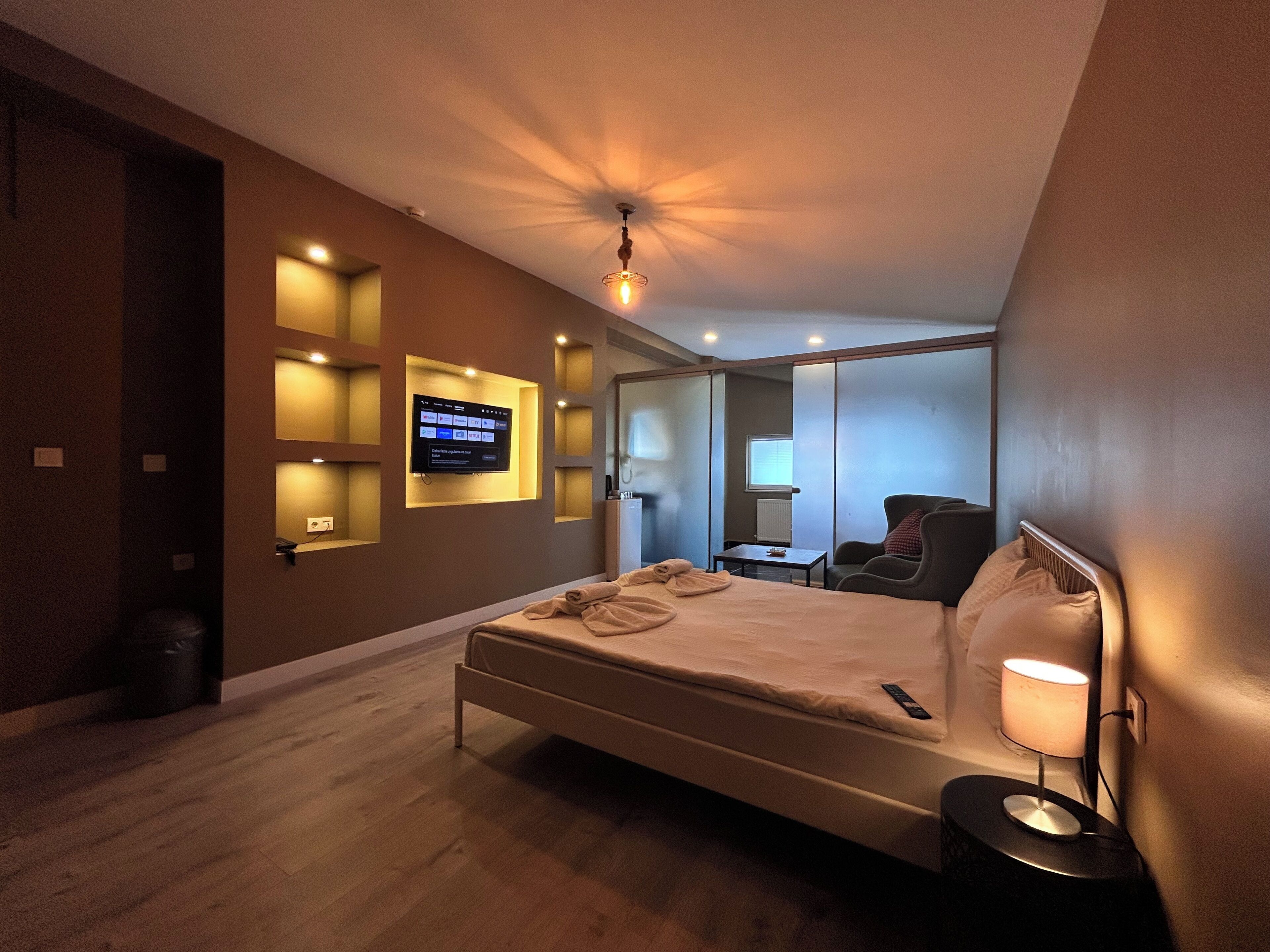 Iron/ironing board, free WiFi, bed sheets