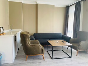 Condo família, 2 quartos, para fumantes | Ferros/tábuas de passar roupa, Wi-Fi de cortesia, roupa de cama