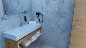Dusche, Haartrockner, Bidet, Handtücher
