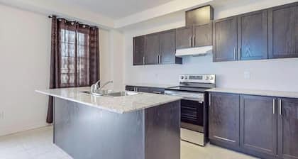 Elegant 3-bedroom House - Bowmanville