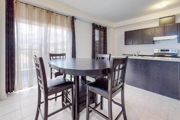 House, 3 Bedrooms, Balcony | Interior