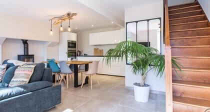 "Charming Coastal Retreat: Modern Amenities, Enclosed Garden, Close to Beach, Pet-Friendly"