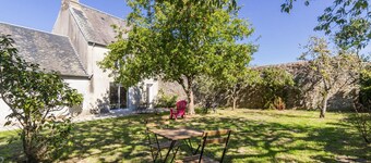 "Charming Coastal Retreat: Modern Amenities, Enclosed Garden, Close to Beach, Pet-Friendly"