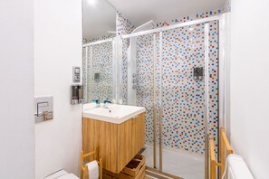 Dusche, Haartrockner, Bidet, Handtücher