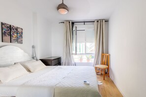 3 Schlafzimmer, Schreibtisch, Bügeleisen/Bügelbrett, Reisekinderbett