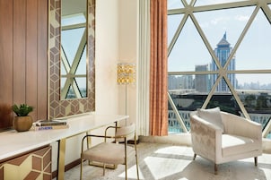 Premium King Room with Kitchenette | Ropa de cama de alta calidad y escritorio