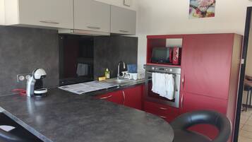 Réfrigérateur, micro-ondes, plaque de cuisson, lave-vaisselle