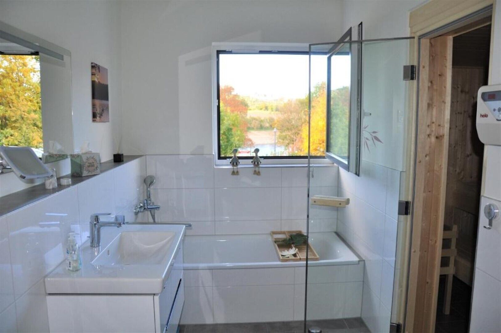 Un baño moderno con cabina de ducha de vidrio, un lavabo y una bañera.